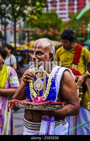 Little India ist eine lebendige kulturelle Enklave mit Tempeln und Moscheen, Straßenkunst und bunt bemalten Geschäften. Entlang der Hauptstraße, der Serangoon Road, befinden sich unkomplizierte Kantinen und angesagte Restaurants neben Geschäften, die Goldschmuck, farbenfrohe Seide und frische Blumengirlanden verkaufen. In der Nähe .Stock Foto. NICOLA GASTALDELLI HBLNETWORK Stockfoto