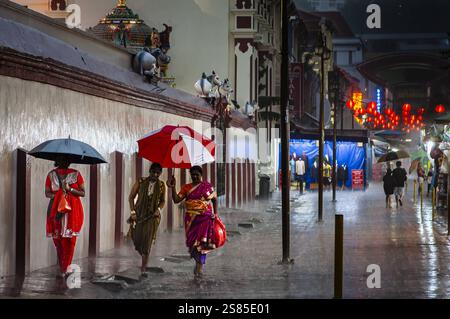 Little India ist eine lebendige kulturelle Enklave mit Tempeln und Moscheen, Straßenkunst und bunt bemalten Geschäften. Entlang der Hauptstraße, der Serangoon Road, befinden sich unkomplizierte Kantinen und angesagte Restaurants neben Geschäften, die Goldschmuck, farbenfrohe Seide und frische Blumengirlanden verkaufen. In der Nähe .Stock Foto. NICOLA GASTALDELLI HBLNETWORK Stockfoto