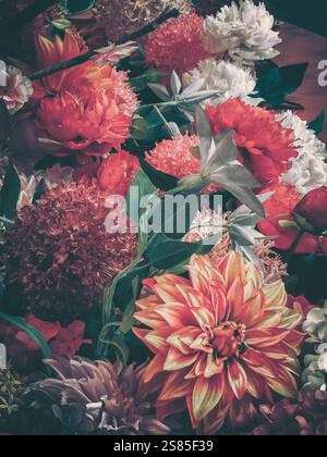 Ein lebhafter Blumenstrauß mit vielen Farben und Texturen erinnert an den festlichen Geist des chinesischen Neujahrs. Die üppigen Blüten symbolisieren Wohlstand und Stockfoto