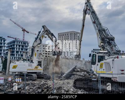 Frankreich Bordeaux 01.20.2025, Abbruchbagger mit mechanischem Arm. Zerstörung von Häusern. Schwere Maschinen, Hydraulikbau Stockfoto