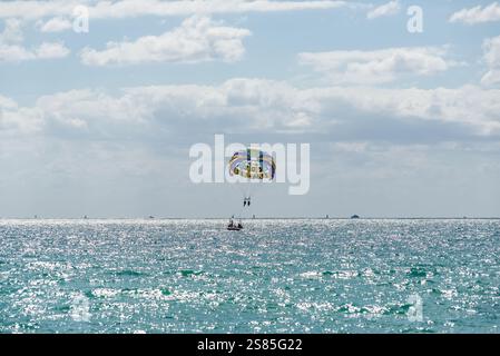Miami, FL, USA - 30. März 2024: Parasailing über den Atlantik in Miami Beach, Florida, USA. Stockfoto