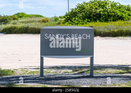 Miami, FL, USA - 30. März 2024: Sandy's Beach - City of Miami Beach Willkommensschild, Florida, USA. Stockfoto