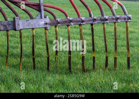 Timoleague, West Cork, Irland. Januar 2025. Der Milchbauer David Deasy Farms am Stadtrand von Timoleague, West Cork, und seine Herde hat begonnen zu kalben. Vincent Murphy aus Timoleague verteilt Gülle mit dem Nabelschlamm-Verbreitungssystem. Quelle: AG News/Alamy Live News Stockfoto