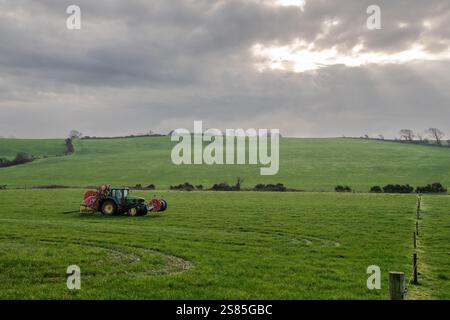 Timoleague, West Cork, Irland. Januar 2025. Der Milchbauer David Deasy Farms am Stadtrand von Timoleague, West Cork, und seine Herde hat begonnen zu kalben. Vincent Murphy aus Timoleague verteilt Gülle mit dem Nabelschlamm-Verbreitungssystem. Quelle: AG News/Alamy Live News Stockfoto