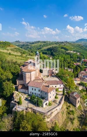 Aus der Vogelperspektive auf den Santuario della Passione oder Santuario Santa Maria mit dem heiligen Berg. Torricella Verzate, Oltrepo Pavese, Pavia Viertel, Lombar Stockfoto