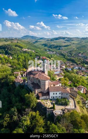 Aus der Vogelperspektive auf den Santuario della Passione oder Santuario Santa Maria mit dem heiligen Berg. Torricella Verzate, Oltrepo Pavese, Pavia Viertel, Lombar Stockfoto