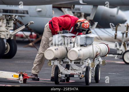 250120-N-FS097-1173 SÜDCHINESISCHE SEE (20. Januar 2025) Oberbefehlshaber 2 Quentaurus Johnson, aus Montgomery, Ala., inspiziert Kampfmittel auf dem Flug d Stockfoto