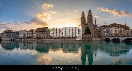 Großmunster und Limmat bei Sonnenaufgang, Zürich, Schweiz Stockfoto