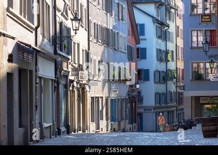 Mann, der auf der Straße in der Altstadt, Zürich, Schweiz läuft Stockfoto