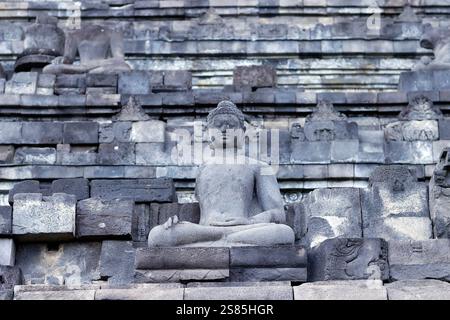 Buddha-Statue aus Stein, Borobudur, buddhistischer Mahayana-Tempel aus dem 9. Jahrhundert, UNESCO, Java, Indonesien Stockfoto