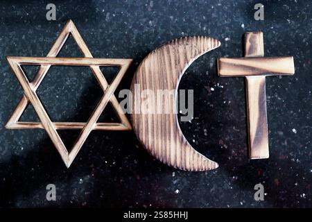 Christentum, Islam und Judaismus Symbole, drei monotheistische Religionen, jüdischer Stern Davids, christliches Kreuz und muslimischer Halbmond, Indonesien Stockfoto