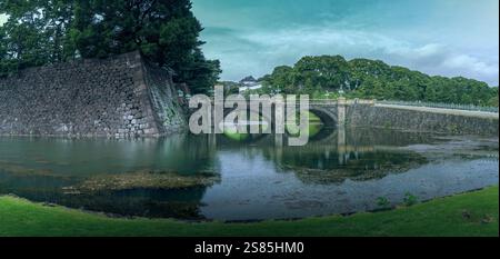 Blick auf die Nijubashi-Brücke über den Burggraben, den Kaiserpalast von Tokio, Tokio, Honshu, Japan Stockfoto