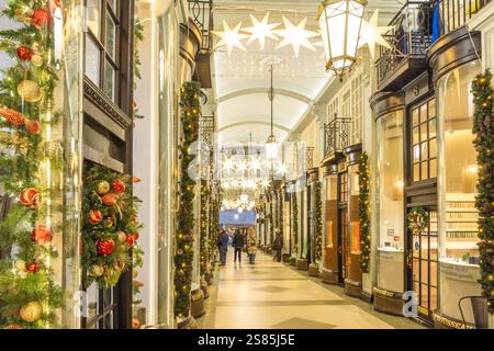 Die Piccadilly Arcade bei Weihnachten, London, England, Großbritannien Stockfoto
