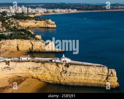 Panoramablick der Drohne auf das Fort Nossa Senhora da Rocha (Fort unserer Lieben Frau vom Felsen) (Schloss von Porches), Porches, Lagoa, Algarve, Portugal Stockfoto