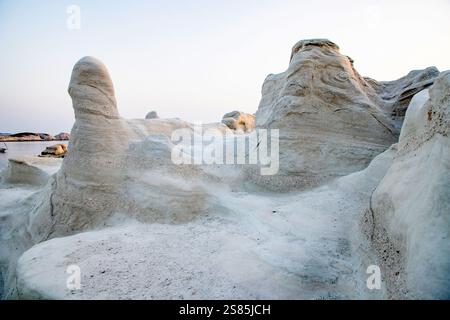 Weiße Kreidefelsen in Sarakiniko, Milos, Kykladen, Griechenland Stockfoto