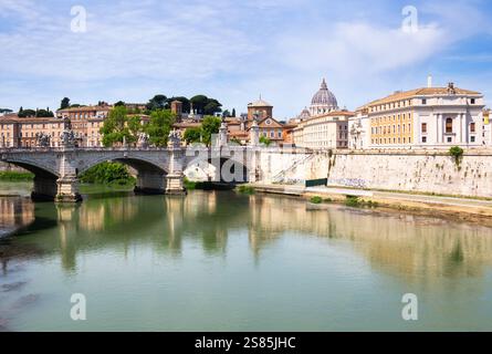 Blick auf Ponte Vittorio Emanuele II und die Kuppel des Petersdoms, Rom, Latium, Italien Stockfoto