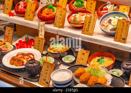 Blick auf traditionelle japanische Gerichte im Schaufenster, Asakusa, Taito City, Tokio, Honshu, Japan Stockfoto