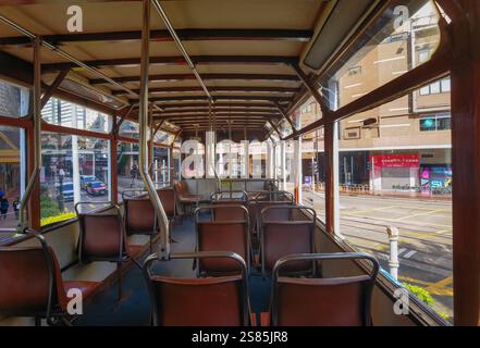 Hongkong, China - 21. Januar 2025 : das Interieur Einer alten Straßenbahn mit alten Holzrahmen, braunen Ledersitzen und großen Fenstern, die eine Straße bieten Stockfoto