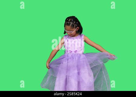 Das 5-jährige lateinische Brünette Mädchen mit Brille und Prinzessinnenkleid ist glücklich und hat Spaß beim Spielen in ihrem Urlaub Stockfoto