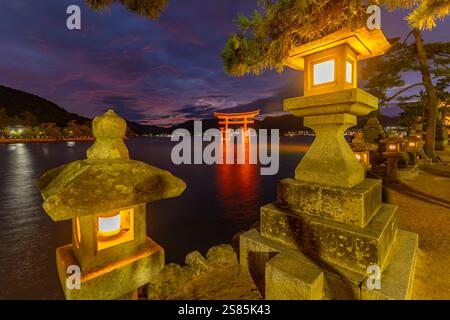 Itsukushima Jinja, Shinto-Schrein aus dem 16. Jahrhundert, Torii-Tor scheint bei Flut zu schweben, UNESCO, Miyajimacho, Hatsukaichi, Hiroshima, Honshu, Japan Stockfoto