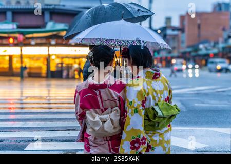 Blick auf Geishas in Shijo dori Street, Gion Kitagawa, Higashiyama Ward, Kyoto, Honshu, Japan Stockfoto