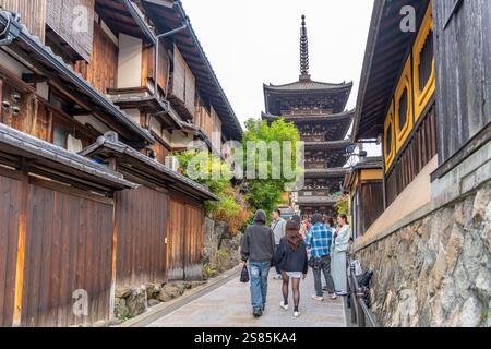 Blick auf Sannen Zaka und Yasaka Pagode in Gion, Kyoto Geisha District, Kyoto, Honshu, Japan Stockfoto