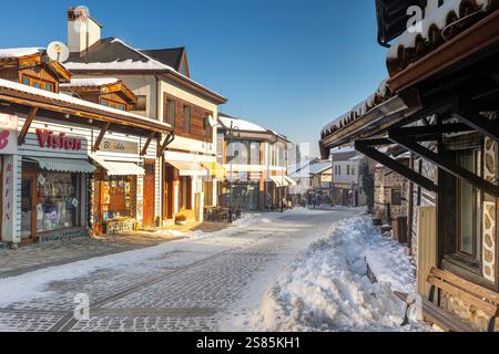 Bansko, Bulgarien - 18. Januar 2025: Blick auf die Pirin-Straße, traditionelle Häuser im bulgarischen Skigebiet Stockfoto
