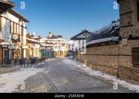 Bansko, Bulgarien - 18. Januar 2025: Blick auf die Pirin-Straße, traditionelle Häuser im bulgarischen Skigebiet Stockfoto