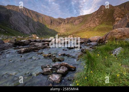 Llyn Idwal and the Devils Kitchen im Sommer, Cwm Idwal, Snowdonia National Park (Eryri), Nordwales, Vereinigtes Königreich, Europa Stockfoto