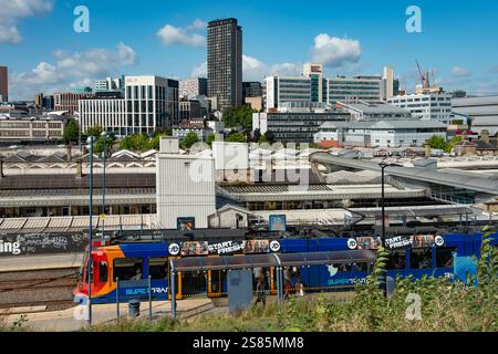 Bahnhof Sheffield von Osten aus gesehen mit Supertram-Haltestelle im Vordergrund und Stadtzentrum dahinter, Granville Street, Sheffield, Yorkshire, England Stockfoto