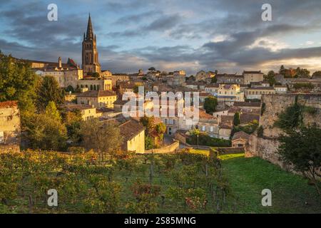 Blick auf die Altstadt und den Glockenturm der monolithischen Kirche, Saint Emilion, Gironde Departement, Nouvelle Aquitaine, Frankreich, Europa Stockfoto