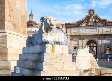 Löwenskulptur im ägyptischen Stil der Fontana dell'Obelisco auf der Piazza del Popolo, UNESCO, Rom, Latium, Italien Stockfoto