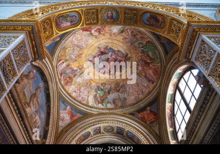 Das Innere der Basilika Santa Maria in Trastevere (Basilica di Santa Maria in Trastevere), eine der ältesten Kirchen Roms, Latium, Italien Stockfoto