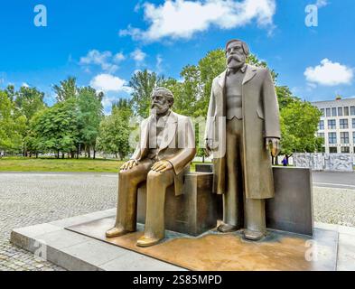 Die Bronzeskulptur von Ludwig Engelhardt von Marx links und Engels im Marx-Engels Forum in Berlin Stockfoto