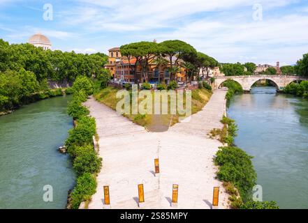 Blick auf die Tiberinsel (Isola Tiberina) und Ponte Cestio, Rom, Latium, Italien Stockfoto