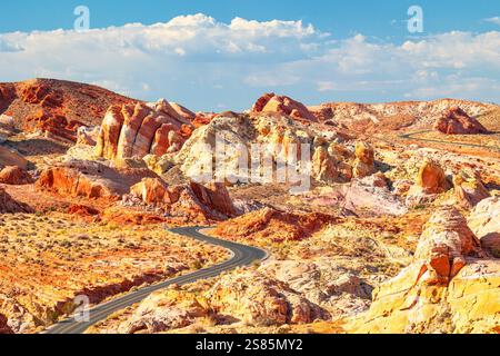 Malerische Straße im Valley of Fire State Park an einem sonnigen Sommertag, Nevada, Vereinigte Staaten von Amerika Stockfoto