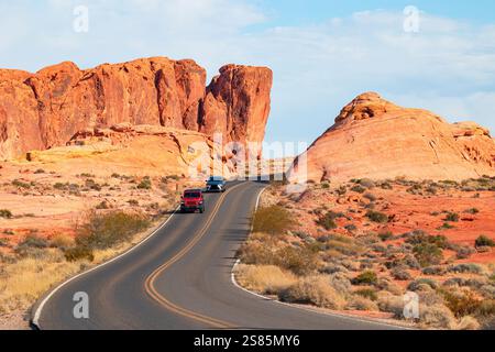 Zwei Autos fahren an einem sonnigen Sommertag im Valley of Fire State Park, Nevada, USA Stockfoto