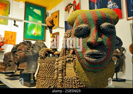 Bamileke Perlenmaske aus Kamerun, Galerie Antenna, afrikanische Kunst, 9 Felix Faure Street, Dakar, Senegal, Westafrika Stockfoto