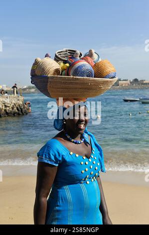 Frau, die Korbwaren verkauft, an einem Strand auf der Insel Ngor, Dakar, Senegal, Westafrika Stockfoto