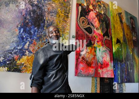 Der senegalesische Maler Abdoulaye Diallo in seinem Haus und seiner Werkstatt auf der Insel Ngor, Dakar, Senegal, Westafrika Stockfoto