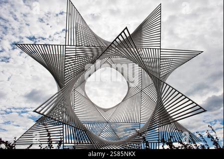 Edelstahl-Skulptur Ouverture au Monde des Künstlers Angel Duarte, Osche Pier in Ouchy, Leman See, Lausanne, Kanton Waadt, Schweiz Stockfoto
