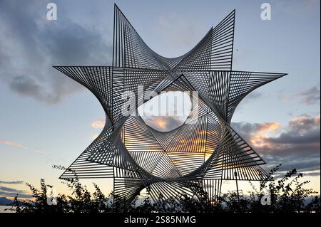 Edelstahl-Skulptur Ouverture au Monde des Künstlers Angel Duarte, Osche Pier in Ouchy, Leman See, Lausanne, Kanton Waadt, Schweiz Stockfoto