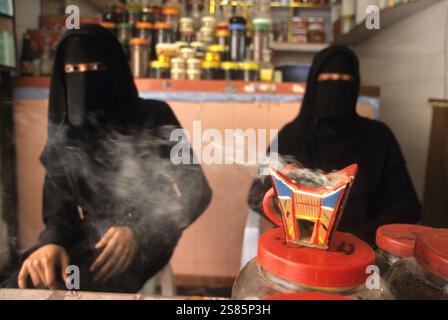 Frau, die Weihrauch im Souk von Salalah, Dhofar, Sultanat Oman, Arabische Halbinsel verkauft Stockfoto