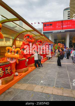 Hongkong, China - 21. Januar 2025 : Eine lebhafte Straßenszene in der Hafenstadt während des chinesischen Neujahrs. Löwenkostüme werden ausgestellt, die auf die fes warten Stockfoto