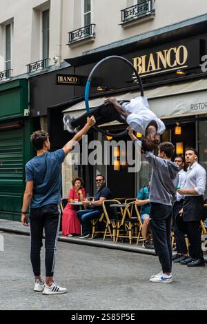 Straßenakrobaten, Paris, Frankreich Stockfoto