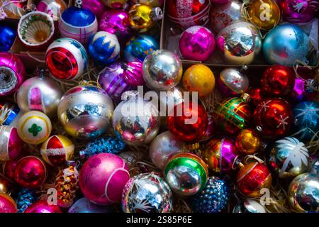 Alte Weihnachtsbaumkugeln, Paris, Frankreich Stockfoto
