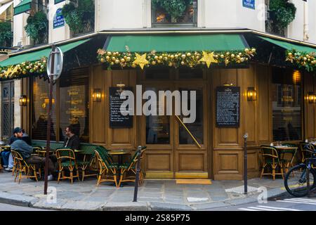 Terrasse des Restaurants Camille zu Weihnachten in der Rue du Francs Bourgeois im Marais, Paris, Frankreich Stockfoto