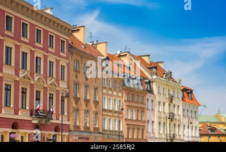 Eine Reihe von bunten Häusern auf dem Schlossplatz in Warschau, Polen Stockfoto