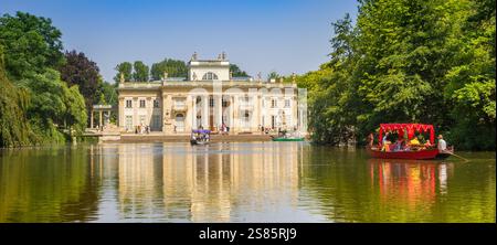 Touristen, die eine Bootsfahrt auf dem See im Lazienki-Park in Warschau, Polen, genießen Stockfoto