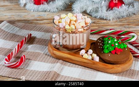 Festlicher heißer Kakao mit weihnachtlichen Leckereien Stockfoto